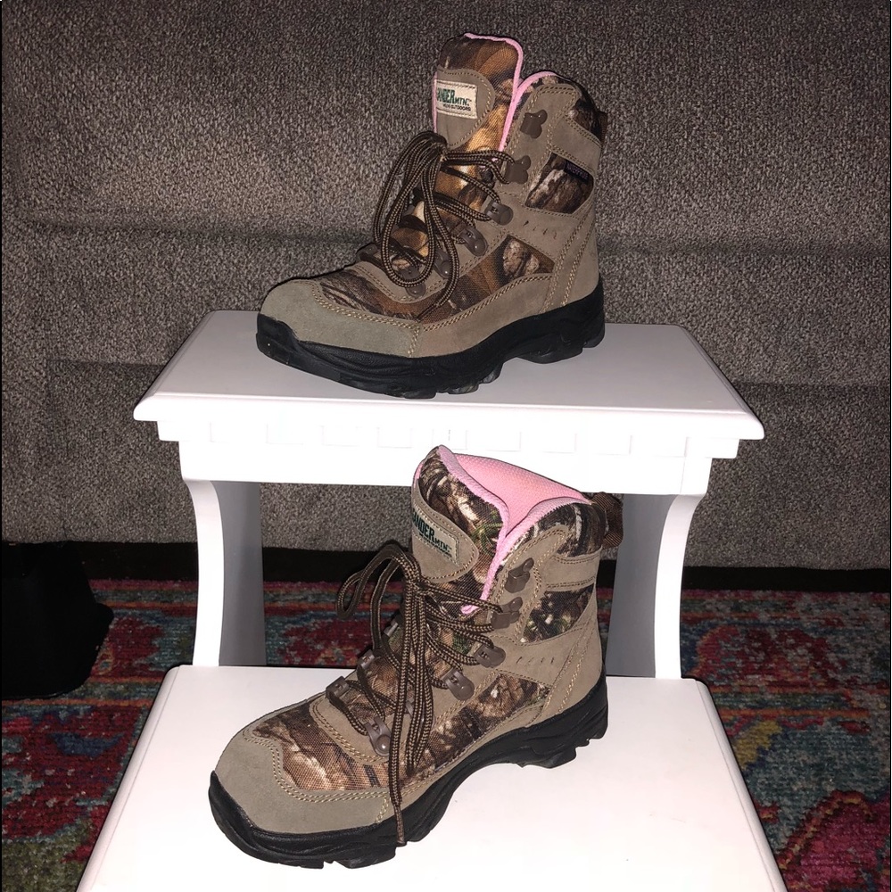 Girls camo Gander Mtn boots. Sz 2, Like New!